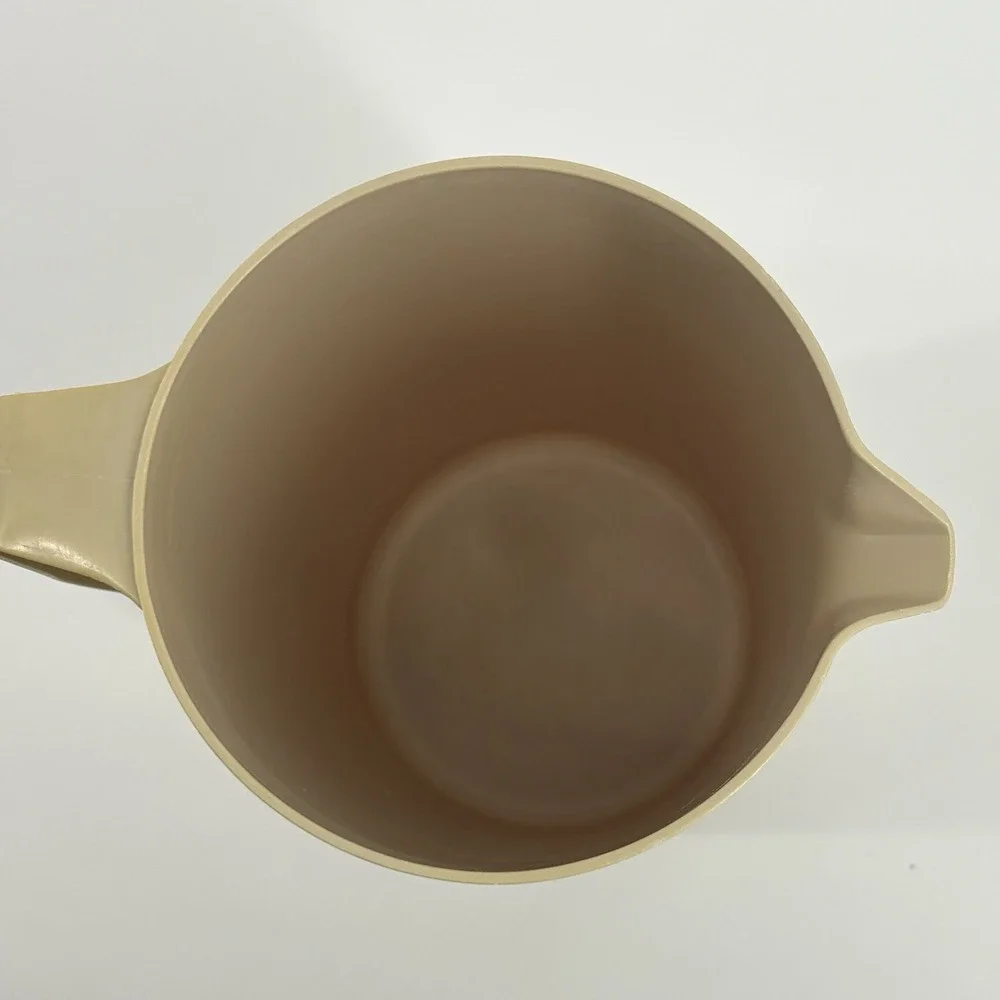 VINTAGE RUBBERMAID 2 1/4 QUART‎ ALMOND PITCHER W/WHITE LID #2445